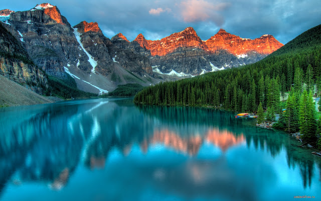 Paisaje precioso de un lago con montañas al fondo